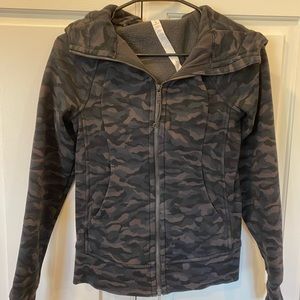 Lululemon Scuba Hoodie Size 2 camo print